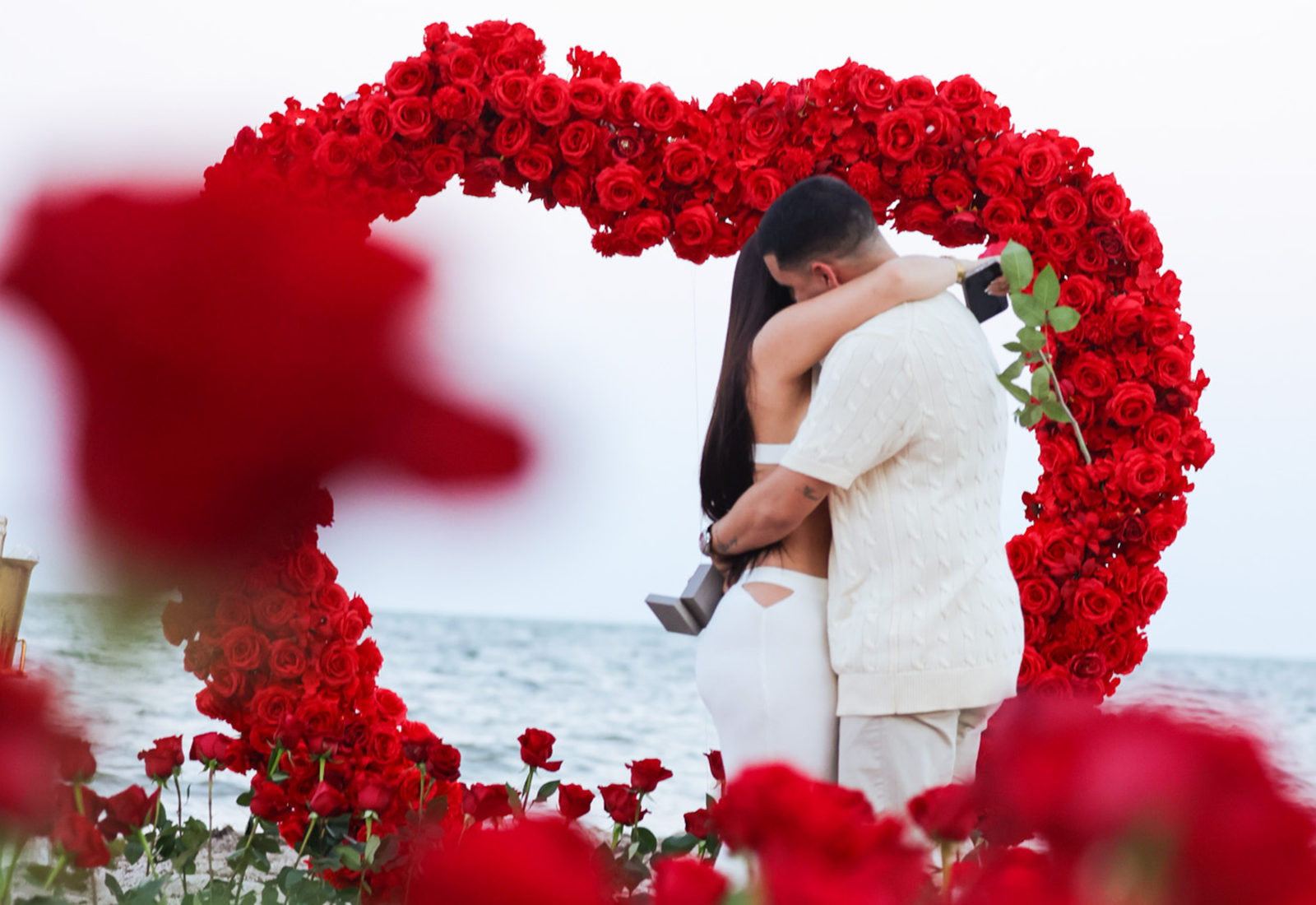 Milagros y Paulo bajo el arco de rosas